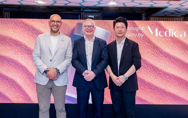 보툴렉스 아랍에미리트 론칭 행사에서 (왼쪽부터) 안드레 다우드 메디카그룹 CEO, 에릭 코퍼르트 메인 연자, 지승욱 휴젤 부사장이 기념 사진을 촬영하고 있다. 휴젤