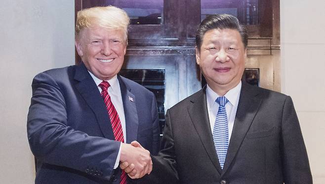 7년 전처럼… 미·중 다시 손잡나 - 미국과 중국이 12일 서로에 대한 관세를 각각 115%포인트 내리기로 합의했다. '관세 폭탄'을 주고받으며 세계 경제를 공포에 빠뜨렸던 양국의 합의로 글로벌 금융 시장도 안정을 찾고 있다. 사진은 2018년 12월 아르헨티나 G20 정상회의 행사장에서 악수하는 도널드 트럼프(왼쪽) 미국 대통령과 시진핑 중국 국가주석. /신화 연합뉴스