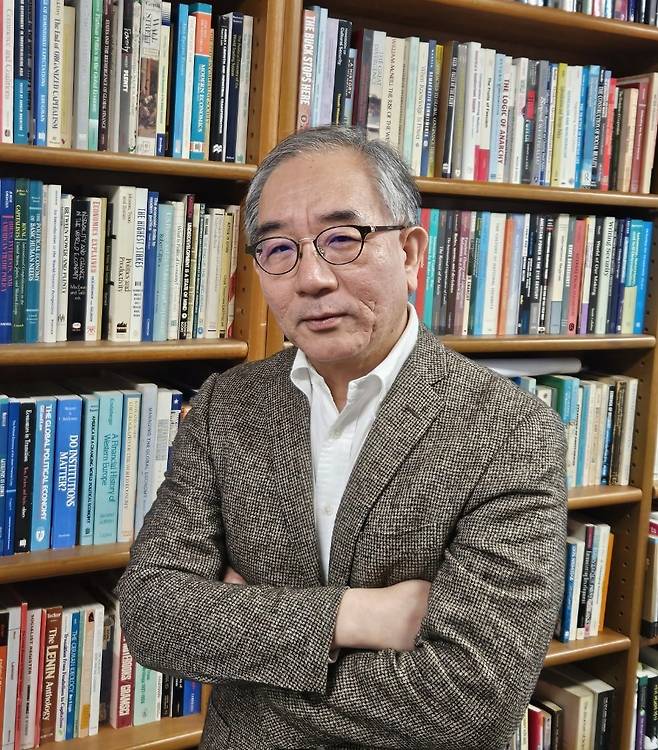 이 근 서울대 국제대학원 교수가 2025년 5월 5일 낮 자신의 서울대 연구실에서 포즈를 취하고 있다. 그는 우리나라 최초의 온라인 네트워크형 싱크탱크인 '미래전략연구원' 발족에 참여했고 세계경제포럼(WEF·일명 다보스포럼)의 한반도위원회 위원장으로 일했다. <도발하라>(2016년), <대한민국, 넥스트 레벨>(2023년) 등 저서와 다수의 국·영문 정치학 및 국제정치학 논문을 썼다./송의달