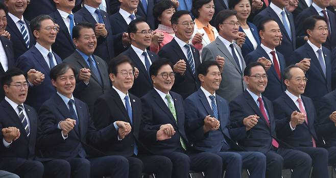 2024년 9월 2일 서울 여의도 국회 본회의장에서 22대 국회 개원식을 마친 여야 국회의원들이 국회 본관 앞 계단에서 밝게 웃으며 단체 사진을 찍고 있다./이덕훈 조선영상미디어 기자