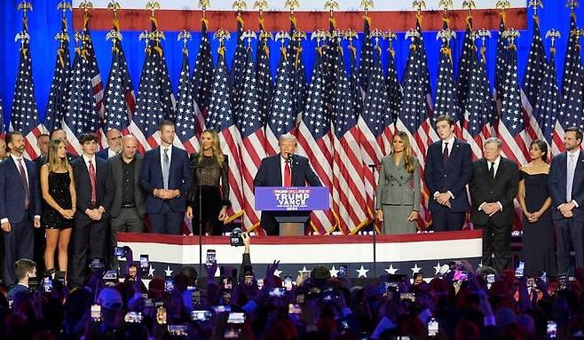 미국 대선에 출마한 도널드 트럼프 공화당 후보가 2024년 11월 6일 새벽 2시 40분쯤 플로리다주 웨스트 팜 비치에 마련된 행사장 연단에 올라 “이것은 미국 역사상 한 번도 경험하지 못한 정치적 승리다. 45대에 이어 47대 대통령으로 선출되는 특별한 영광을 준 미국 국민에게 감사한다”며 승리 연설을 하고 있다./AP-뉴시스