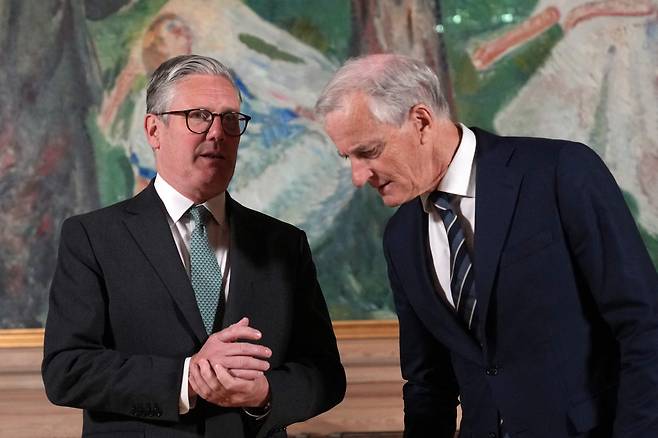 키어 스타머 영국 총리(왼쪽). /연합뉴스