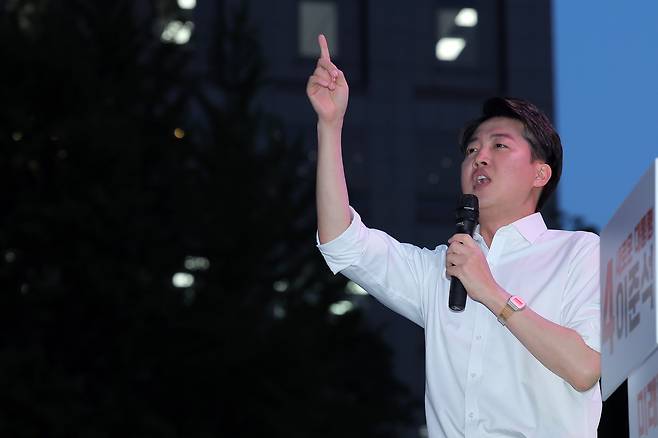 이준석 개혁신당 대통령 후보가 공식 선거운동이 시작된 12일 서울 중구 청계광장에서 가진 서울 첫 집중유세에서 지지를 호소하고 있다. /뉴스1