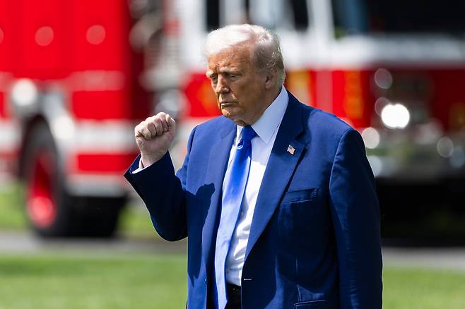 13일(현지 시각) 도널드 트럼프 미국 대통령이 첫 해외순방인 중동으로 향하기 위해 백악관을 떠나고 있다. / EPA=연합뉴스