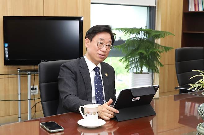 오태석 한국과학기술기획평가원(KISTEP) 원장은 지난 9일 충북혁신도시 KISTEP 본원에서 가진 인터뷰에서 "기초연구 투자가 기술 혁신으로 이어지도록 과학기술 부총리가 국가 CTO로서 여러 부처의 과학기술 정책을 총괄해야 한다"고 말했다./KISTEP