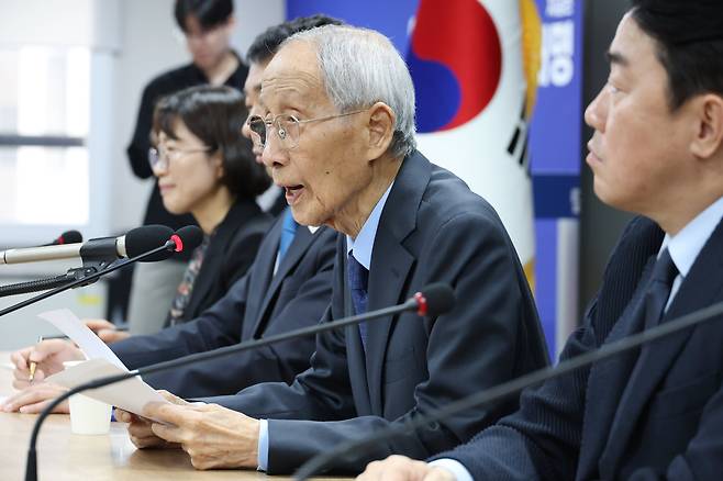 윤여준 더불어민주당 상임 총괄선대위원장이 11일 오전 서울 여의도 당사에서 선거 전반에 대한 기조와 관련해 기자간담회를 하고 있다. /뉴스1