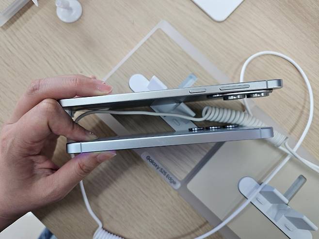 갤럭시S25 엣지(위)와 갤럭시S25 두께를 비교한 사진. 갤럭시S25 엣지의 두께는 5.8mm이며, 갤럭시S25의 두께는 7.2mm다./윤예원 기자