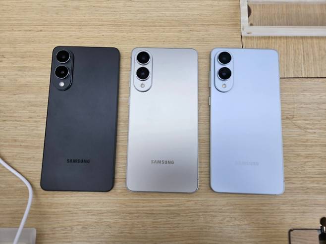 갤럭시S25 엣지. 왼쪽부터 ’티타늄 제트블랙‘, 티타늄 실버‘, ’티타늄 아이스블루‘./윤예원 기자