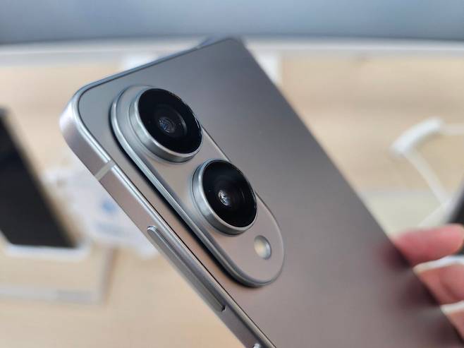 갤럭시 S25 엣지 후면 카메라. 얇아진 두께로 듀얼 렌즈가 튀어나왔다./윤예원 기자