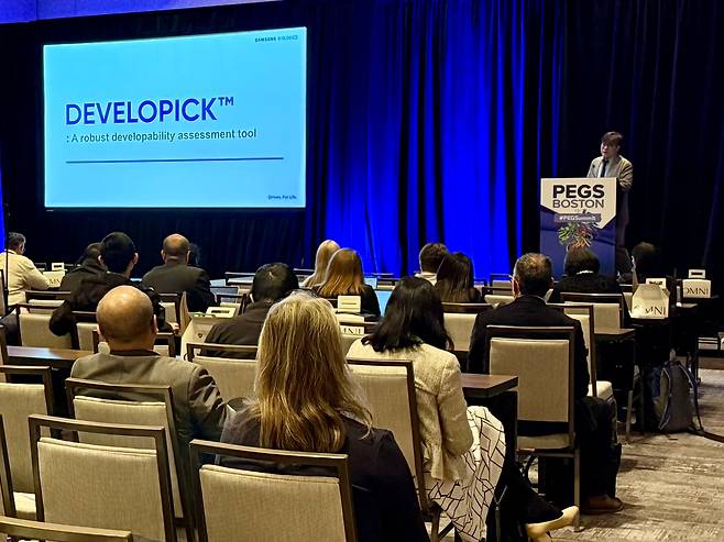 임헌창 CDO개발센터 제형개발그룹장이 12일(현지 시각) 미국 보스턴에서 열린 'PEGS 보스턴' 학회에서 삼성바이오로직스의 주요 CDO 서비스들을 소개하고 있다./삼성바이오로직스