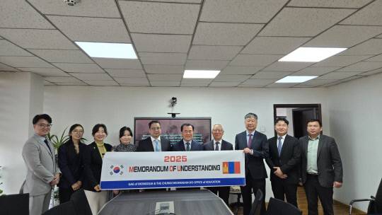 충남교육청과 몽골 교육총괄청이 울란바토르에서 '디지털 교육 교류협력을 위한 양해각서'를 체결한 뒤 기념촬영을 하고 있다. 충남교육청 제공.