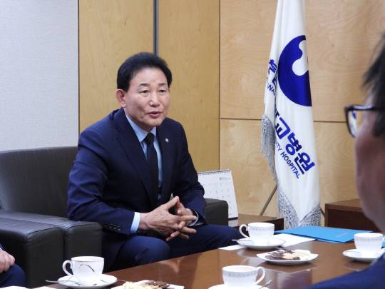 박용갑 더불어민주당 의원이 12일 대전 충남대병원에서 병원 관계자들과 논의하고 있다. 박용갑 의원실 제공