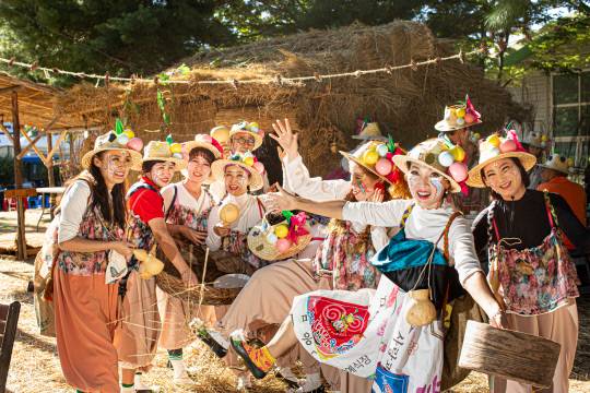 제26회 음성품바축제가 '음성은 품바지'라는 주제로 오는 6월 11일부터 15일까지 음성읍 설성공원과 맹동면 꽃동네 일원에서 개최된다.   지난해 품바하우스 앞에서 품바 복장을 한 관광객들이   흥겨운 가락에 맞춰 춤을 추고 있는 모습       사진=음성군 제공