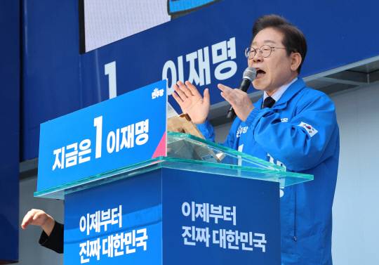 이재명 더불어민주당 대선 후보가 '보수의 텃밭'으로 불리는 대구·경북(TK) 지역 유세에 나선 13일 경북 구미시 구미역광장에서 시민들에게 지지를 호소하고 있다. 연합뉴스
