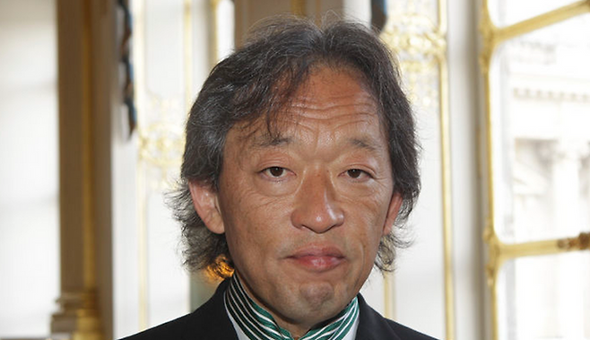 지휘자 정명훈이 2009년 6월 29일 프랑스 파리에서 예술훈장을 받은 후 포즈를 취하고 있다. ⓒAP/뉴시스