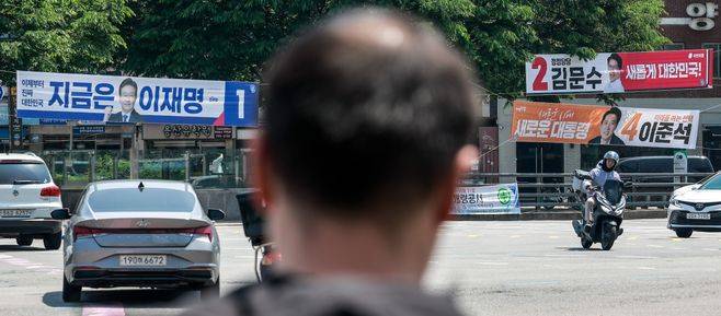 12일 서울 용산구 대통령실 인근에 이재명 더불어민주당 대선후보와 김문수 국민의힘 대선후보, 이준석 개혁신당 대선후보의 현수막이 걸려있다. ⓒ뉴시스