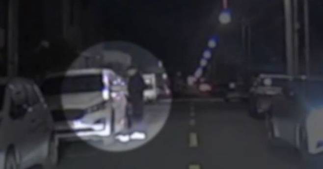 차량털이를 시도하는 모습. 기사 내용 이해를 돕기 위한 사진.ⓒ전북경찰청 제공