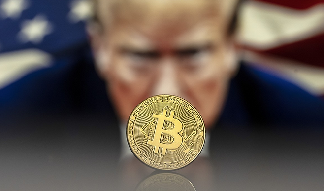 도널드 트럼프 미국 대통령을 배경으로 비트코인을 합성한 그래픽 이미지 ⓒ연합뉴스