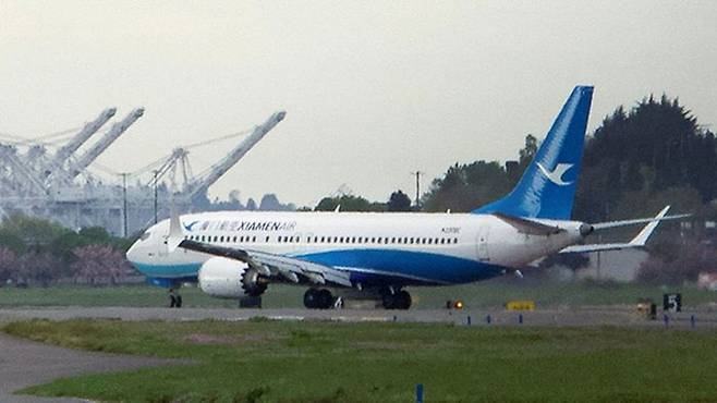 지난달 19일 미국 워싱턴주 시애틀 킹카운티 국제공항에 중국 샤먼항공에 납품된 보잉 737 MAX 여객기가 인수가 거부돼 되돌아와 착륙하고 있다. ⓒ 로이터/연합뉴스
