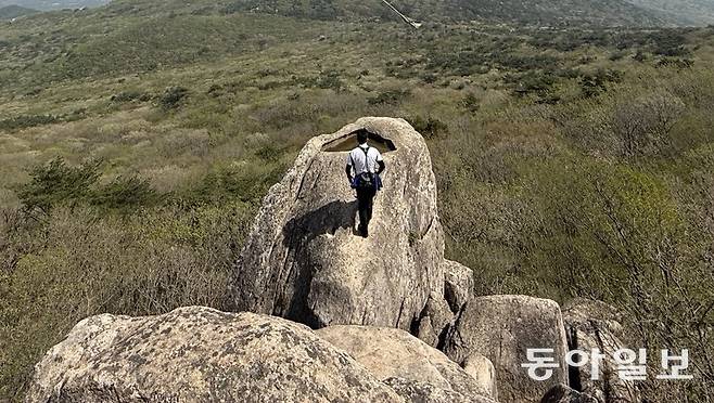 부산 금정구 금정산에서 등산객이 샘물터 ‘금샘’ 가까이 다가가고 있다. 부산=전채은 기자 chan2@donga.com