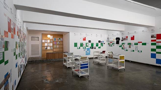 인사미술공간 큐레이터 과정에 참여했던 기획자 9명이 공간의 역사를 정리한 ‘타임 패치워크’ 전시 전경. 
한국문화예술위원회 제공