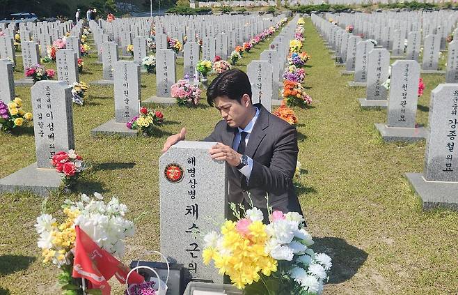 국민의힘 비상대책위원장에 내정된 김용태 의원이 12일 대전 유성구 국립대전현충원을 찾아 채 상병 묘역을 참배하고 있다. 국민의힘 제공