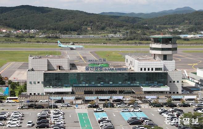 울산공항 전경. 산업도시 울산의 관문 공항의 입지가 갈수록 위축되고 있는 가운데 울산시가 경북 울릉군에 건설 중인 울릉공항과 울산공항 간 신규 노선 취항을 추진하고 있다. 울산시 제공