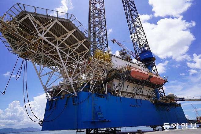 SK어스온이 사업에 뛰어든 베트남 남동부 해역 ‘황금 바다사자 구조’에서 올 1월, ‘붉은 낙타 구조’에서는 4월에 원유 시험 생산에 성공한 시추기의 모습. 다음달에는 ‘붉은 하마 구조’에서 석유 탐사 시추에 나선다. SK이노베이션 제공