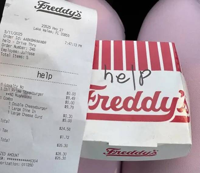 미국 플로리다주 레이크웨일스의 한 패스트푸드점에서 한 고객이 햄버거 상자와 영수증에 적힌 “도와주세요” 메시지를 발견했다. 사진=레딧 캡쳐