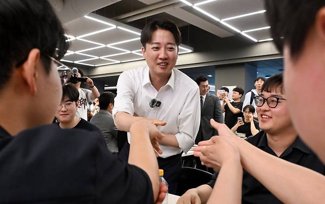 이준석 개혁신당 대통령 후보가 13일 대구 북구 경북대를 찾아 학생들과 점심 식사를 앞두고 인사 나누 있다. 2025.5.13. 뉴스1