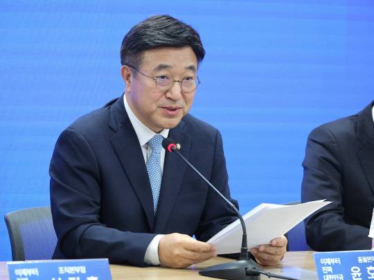 윤호중 더불어민주당 중앙선대위 총괄본부장이 지난 8일 서울 여의도 민주당사에서 열린 총괄본부장단 회의에서 발언하고 있다. [연합뉴스]