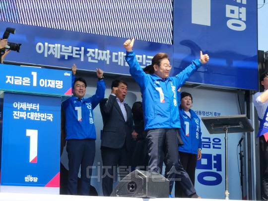 이재명 더불어민주당 대선 후보가 13일 경북 구미역 앞에서 시민들을 만나고 있다. 안소현 기자