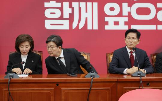 지난 5월4일 국민의힘 제21대 대선 중앙선거대책위원회 공동선대위원장에 내정된 나경원(왼쪽부터) 의원과 권성동 원내대표가 국회 본청에서 열린 선대위 첫 회의에서 대화를 나누고 있다. 오른쪽은 김문수 대선후보.<연합뉴스 사진>