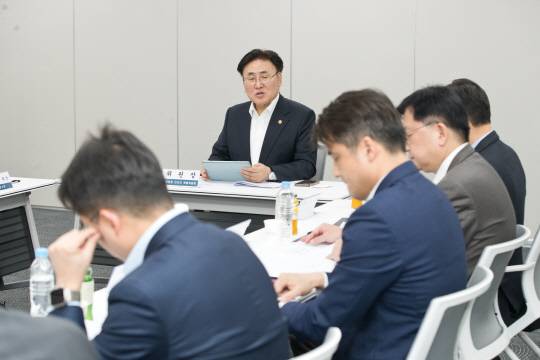 유상임 과학기술정보통신부 장관이 13일 오후 서울 중구 서울스퀘어 국가인공지능위원회 회의실에서 열린 '제4차 AI컴퓨팅 인프라 특별위원회'에서 '첨단 GPU 확보 추진방안' 을 논의하고 있다. 과기정통부 제공