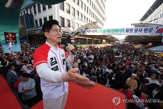 국민의힘 김문수 대선 후보가 12일 대구 서문시장에서 시민들에게 지지를 호소하고 있다. 연합뉴스