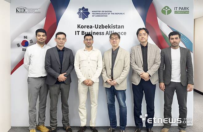 Murodbek Azamkulov 비알비테크 프로젝트 매니저, Abdulla Butaev 비알비테크 디렉터, Isomiddin Pulatov 비알비테크 매니저, 기영삼 전무, 김성태 인젠트 상무, Azamat 인젠트 책임 매니저(왼쪽부터)가 협약식을 갖고 기념촬영했다.