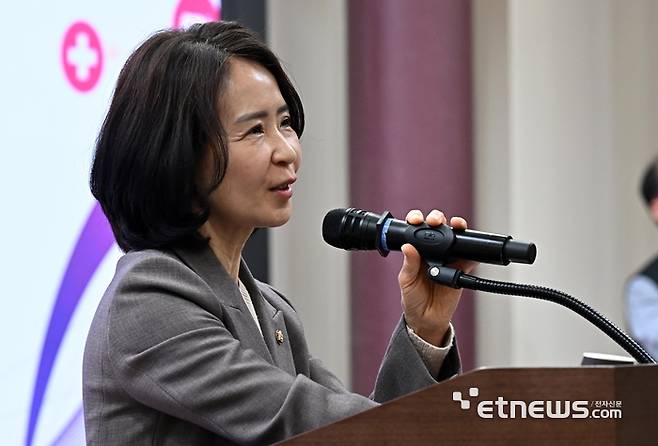 바이오헬스디지털혁신포럼이 창립 총회 및 세미나가 지난3월 10일 서울 여의도 국회 의원회관에서 열렸다. 최수진 공동의장(국민의힘 의원)이 인사말을 하고 있다. 이동근기자 foto@etnews.com