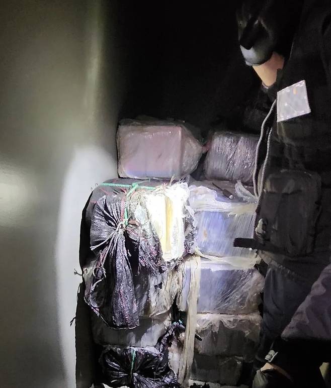 부산 들어온 몰타 선적 컨테이너선서 ‘2400만명분’ 코카인 적발