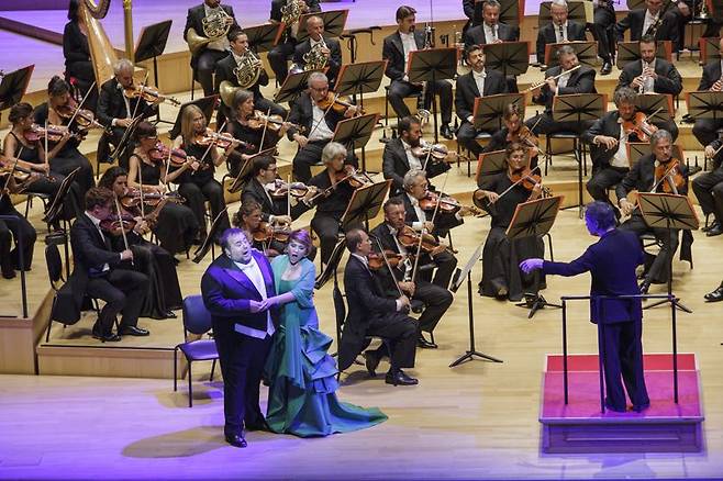 2016년 8월 29일, 31일 롯데콘서트홀 개관 시리즈에서 라스칼라 오케스트라 & 합창단 공연을 지휘한 정명훈 지휘자(오른쪽).