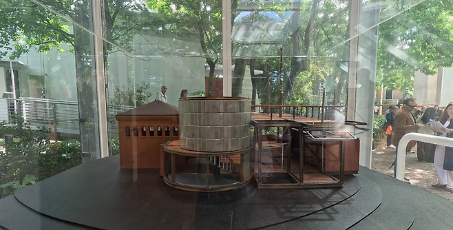 현지시간 8일 방문한 2025년 베니스비엔날레 제19회 건축전 한국관에 고 김석철 모형이 전시됐다. 사진=최가영 기자