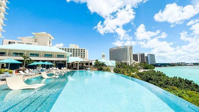 롯데호텔 괌 야외수영장 전경. 롯데호텔앤리조트 제공