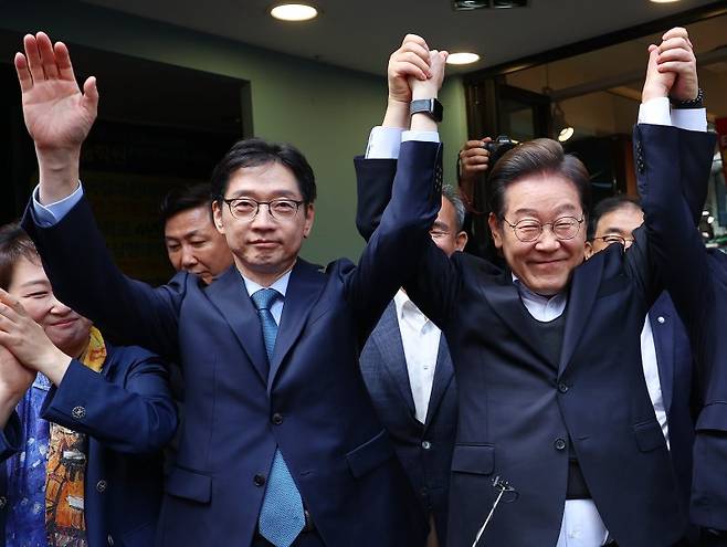 영남 신라벨트 골목골목 경청투어에 나선 더불어민주당 이재명 대선 후보(오른쪽)가 10일 경남 진주시 대안동 차없는 거리를 찾아 연설하며 김경수 민주당 중앙선거대책위원회 총괄선대위원장과 만세를 하고 있다. 사진=연합뉴스