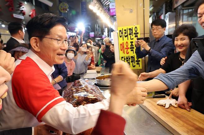 김문수 국민의힘 대통령 후보가 선거운동 이틀째를 맞은 13일 울산 남구신정시장을 찾아 상인들과 인사를 나누고 있다. (공동취재) 뉴스1