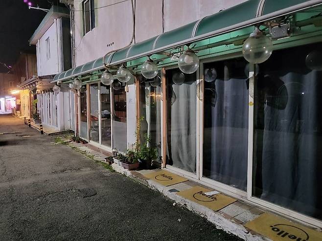 13일 오후 경기 파주시 파주읍 연풍리에 있는 성매매 집결지 용주골. 밤 11시에도 불이 꺼져 있는 업소들이 즐비하다. 사진=김경수 기자