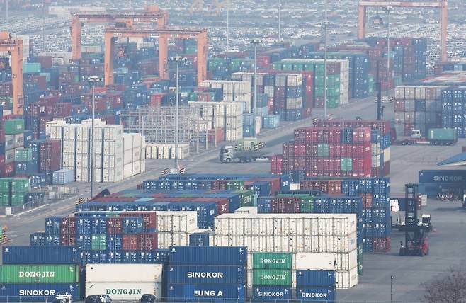 중소벤처기업부는 13일 미국 관세조치 등 대내외 불확실성에 따른 중소기업의 대응력 제고 등을 위해 2025년도 제1차 추경예산을 반영한 중소기업·소상공인 정책금융 추가 공급계획을 발표했다. 사진은 기사내용과 직접 관련이 없으며 지난달 8일 경기도 평택항에 컨테이너가 쌓여 있는 모습.(사진=저작권자(c) 연합뉴스, 무단 전재-재배포 금지)
