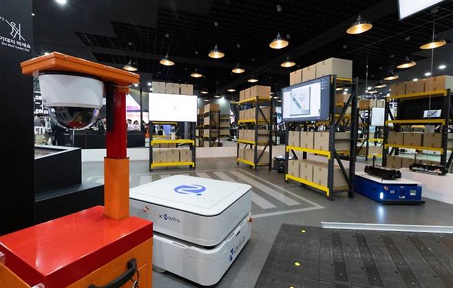 과학기술정보통신부는 13일 제4차 AI컴퓨팅 인프라 특별위원회를 열고 '첨단 GPU 확보 추진방안'을 논의했다고 밝혔다. 사진은 기사와 무관하며 지난달 열린 '2025 월드 IT쇼'에 전시된 스마트 팩토리 시스템 모습.(ⓒ뉴스1, 무단 전재-재배포 금지)