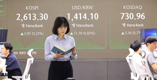 3일 서울 중구 하나은행 본점 딜링룸에서 직원들이 증시 및 환율을 지켜보고 있다. 연합뉴스
