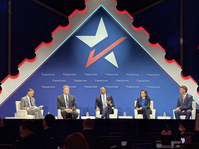 미국 메릴랜드주 내셔널하버에서 열린 셀렉트유에스에이 행사. 왼쪽부터 제이 티몬스 전미제조업협회 회장 겸 최고경영자, 댄 듄리비 알래스카 주지사, 웨스 무어 메릴랜드 주지사, 그레천 휘트머 미시간 주지사, 글렌 영킨 버지니아 주지사.