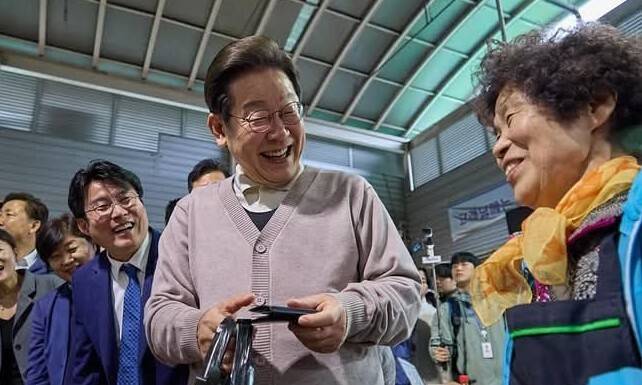 이재명 더불어민주당 대통령 후보가 지난 9일 경북 영천공설시장에서 지역화폐로 식재료를 구입하고 있다. 이재명 후보 페이스북 갈무리