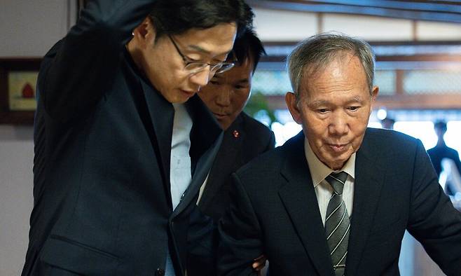 김장하 전 남성문화재단 이사장(오른쪽)이 10일 경남 진주시에 위치한 찻집에서 이재명 더불어민주당 대통령 후보와 차담을 갖기 위해 김경수 총괄선거대책위원장의 안내를 받으며 들어서고 있다. 공동취재사진